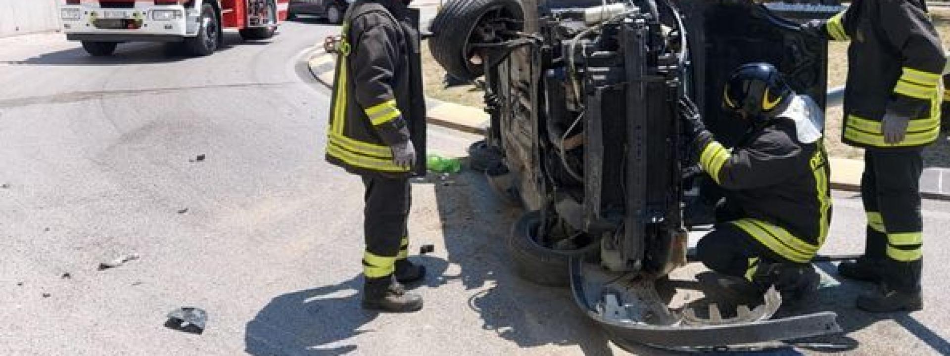 Marche - Auto si ribalta, conducente estratto dai pompieri