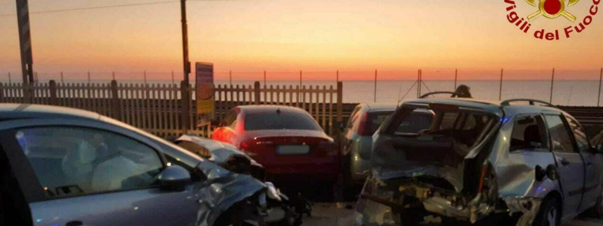 Marche - Frontale all'alba a Civitanova: una delle auto coinvolte ne danneggia altre parcheggiate