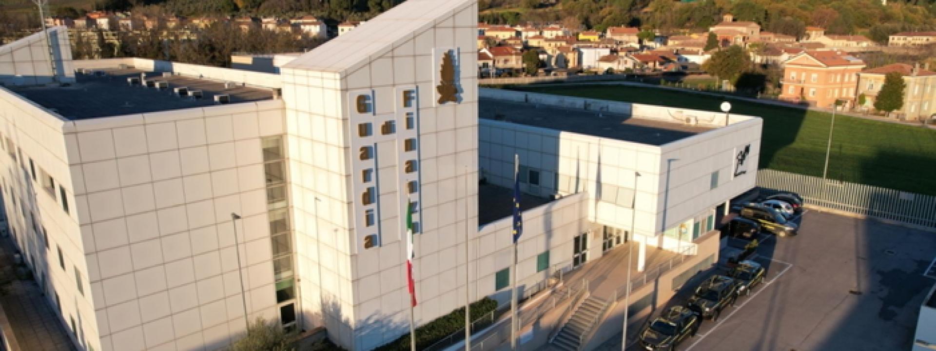 Marche - Sequestrati dalla Finanza oltre 20mila articoli non sicuri per i consumatori