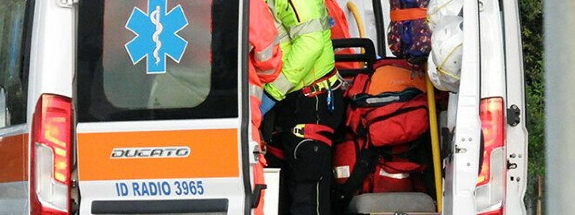 Marche - Uomo di Camerino si accascia mentre prende il caffè al bar e muore sul colpo