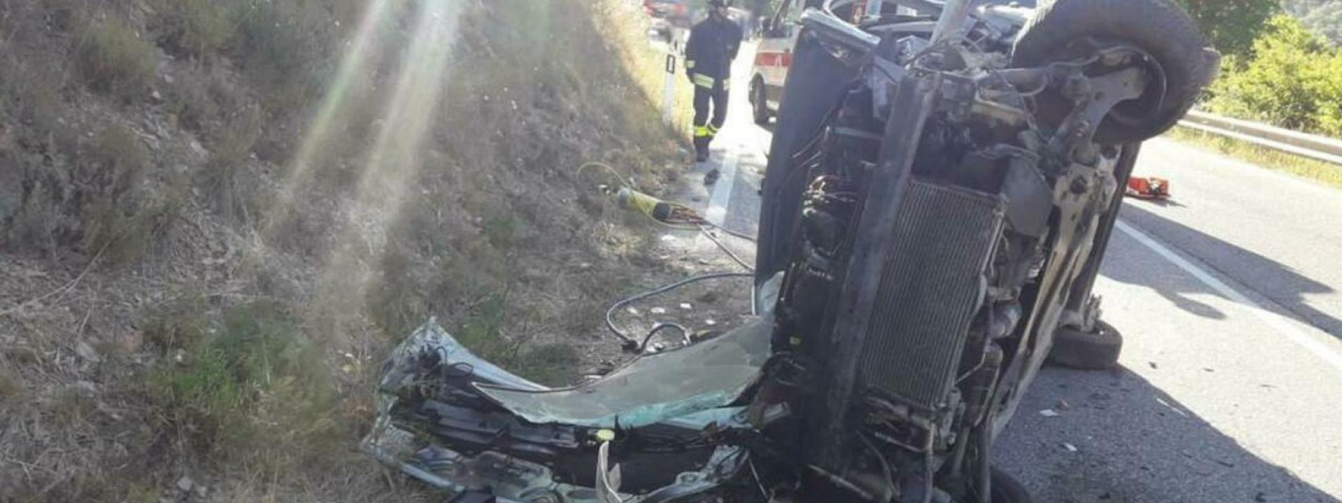 Marche - Tremendo scontro fra auto e camion: gravissima una donna di 59 anni