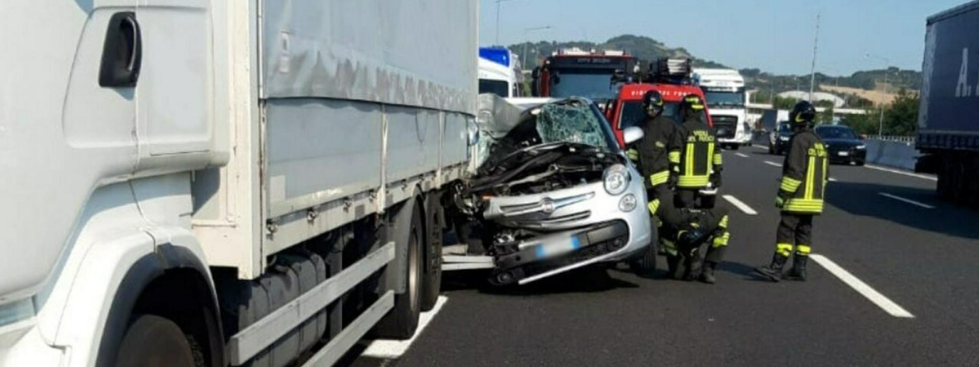 Marche - Incidente in A14, si scontrano un'auto e un camion