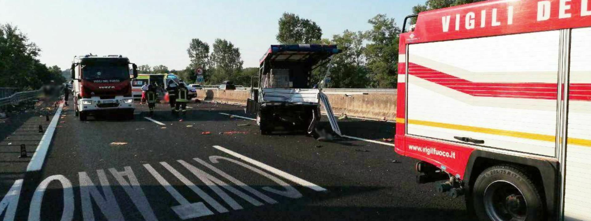 Marche - Incidente in A14 a Civitanova: l'eliambulanza atterra in strada