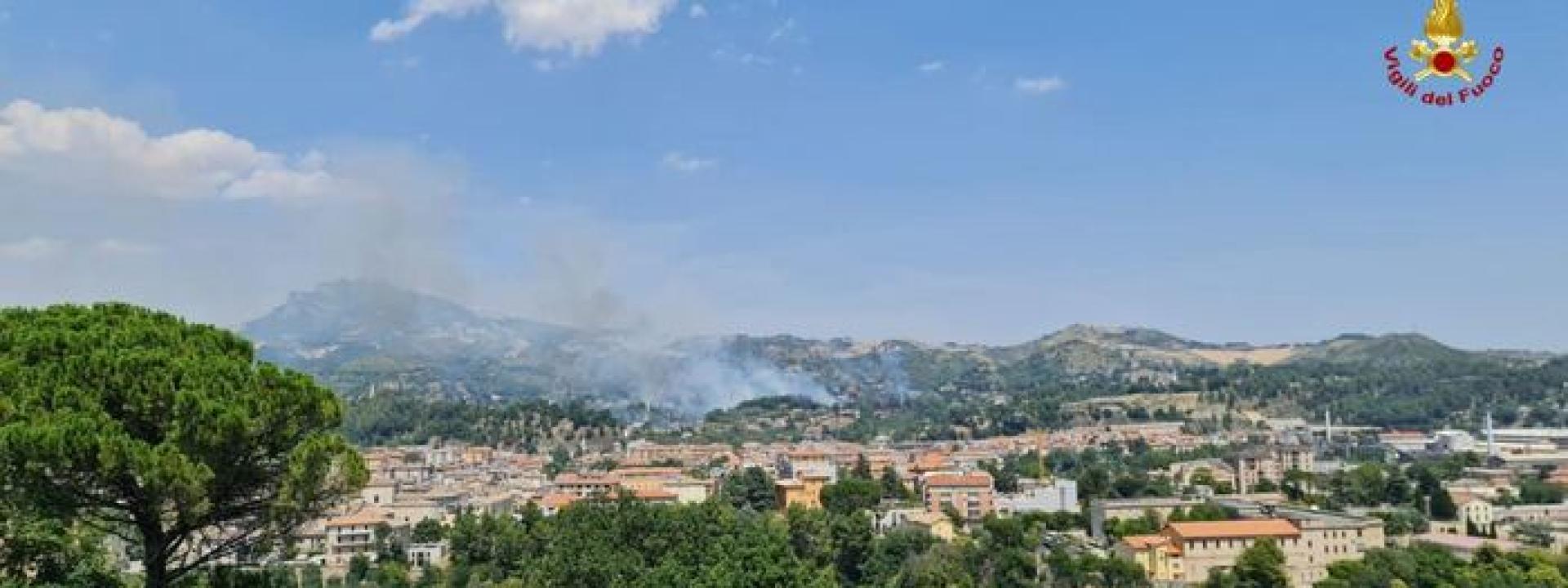 Marche - Vasto incendio minaccia le abitazioni