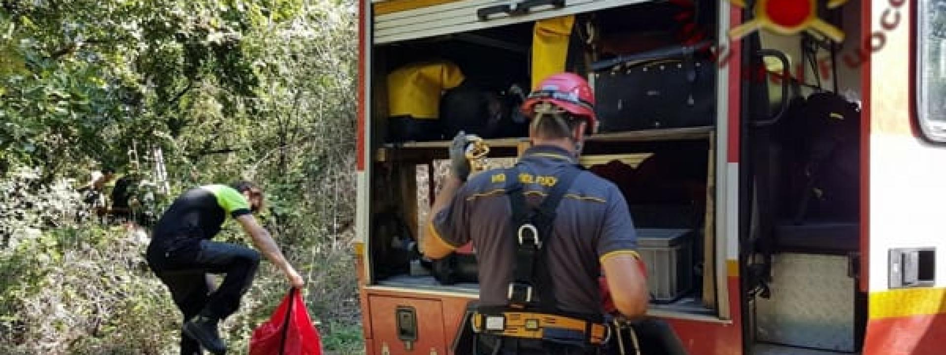 Marche - Cade in un pozzo mentre lavora: recuperato dai vigili del fuoco