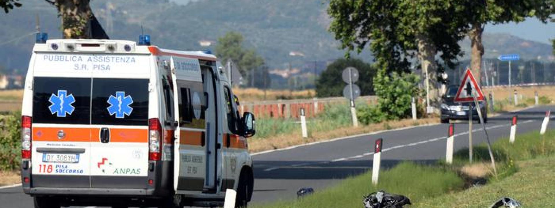 Causa un incidente con lo scooter: scappa, cade e muore