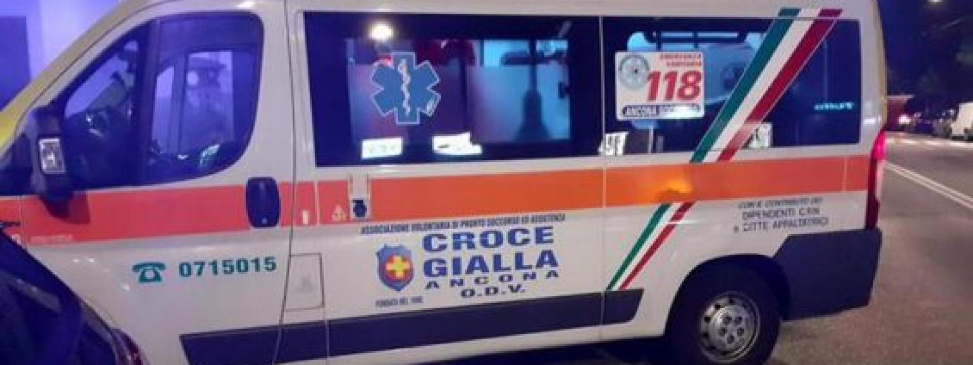 Marche - Esce di casa e un ragazzino gli punta un taglierino alla gola: lui lo stende con un pugno