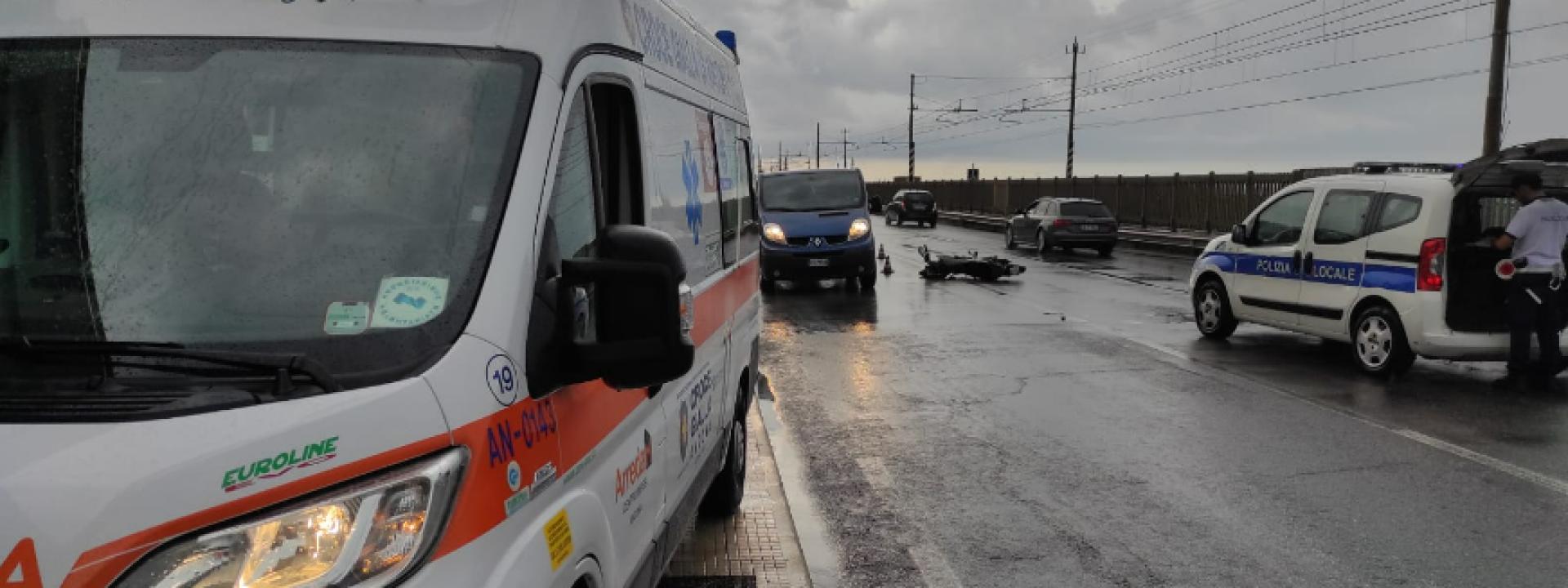 Marche - Cade dallo scooter sull'asfalto viscido: tanta paura per un 17enne