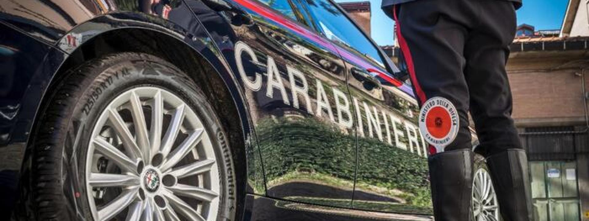 Marche - Prova a rubare un'auto, poi aggredisce un carabiniere