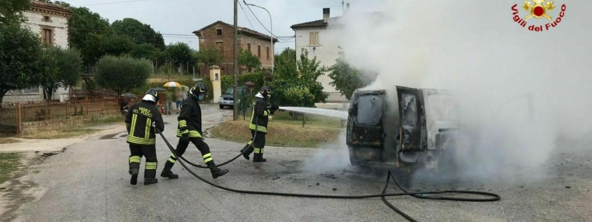 Marche - Il furgone prende fuoco improvvisamente, l'autista riesce a mettersi in salvo