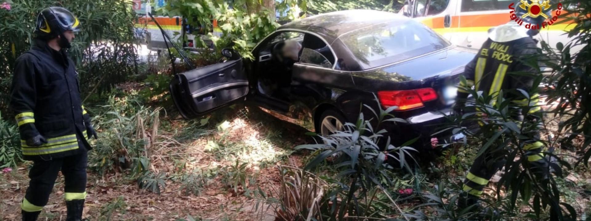 Marche - Perde il controllo dell'auto e si schianta contro un albero: grave un 55enne