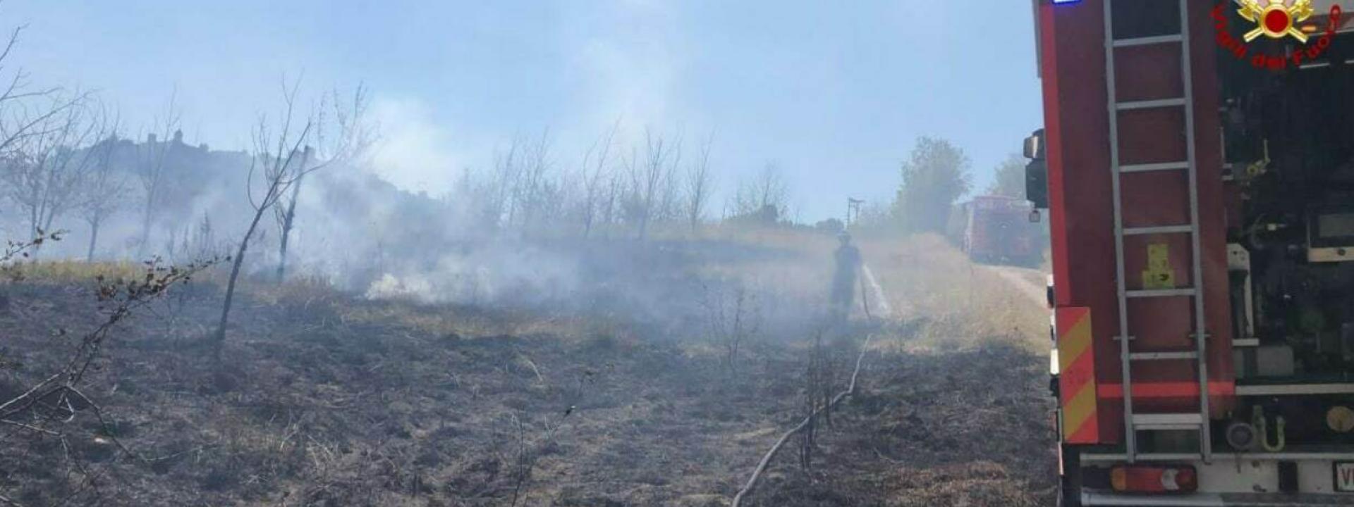 Marche - Bosco in fiamme: il rogo innescato dall'incendio di un fienile