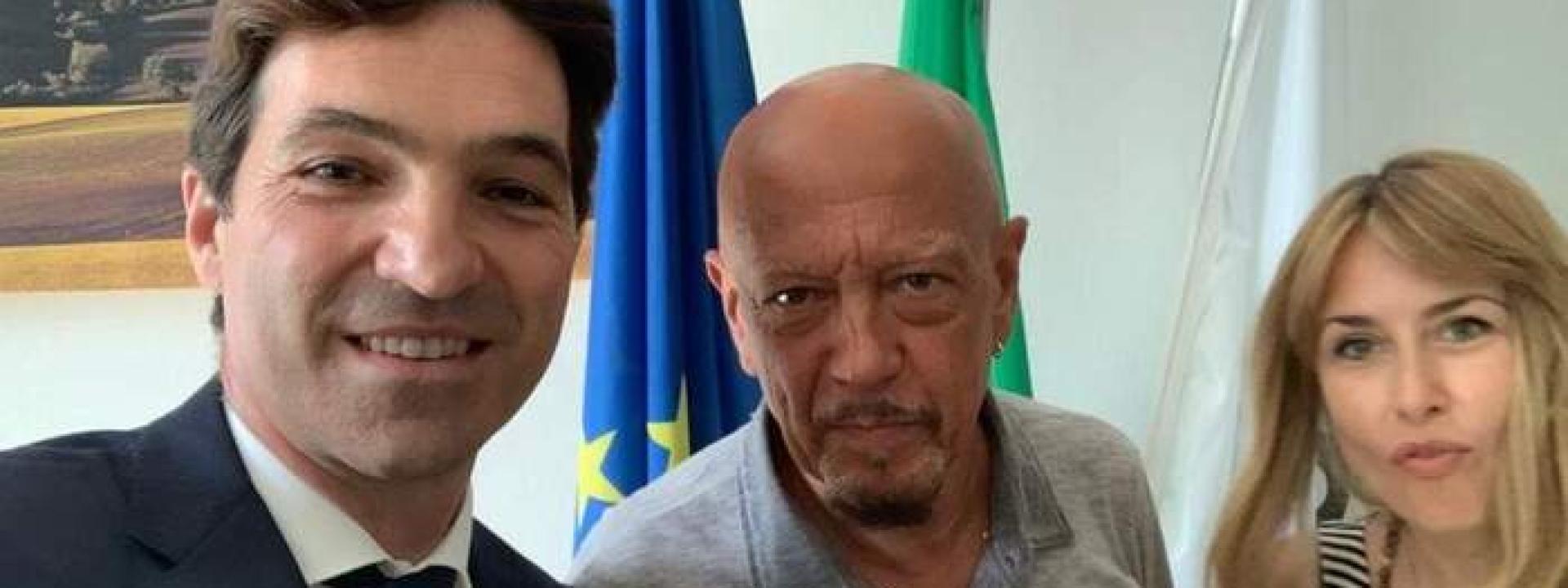 Marche - Visita a sorpresa di Enrico Ruggeri al Consiglio regionale