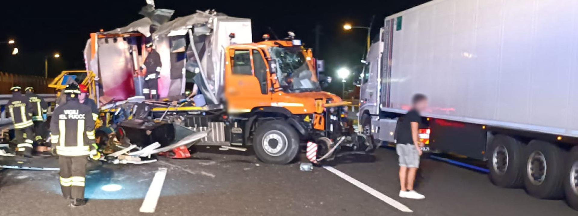 Marche - Finisce col camion contro le barriere della A14