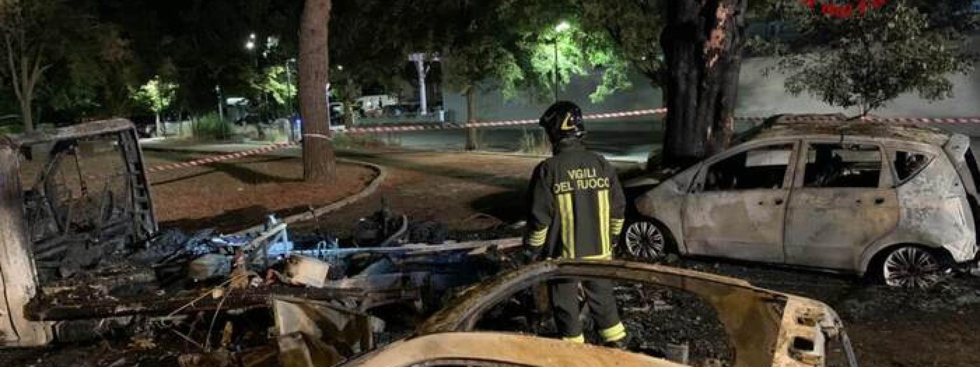 Marche - Incendio nella notte distrugge cinque auto e un camper