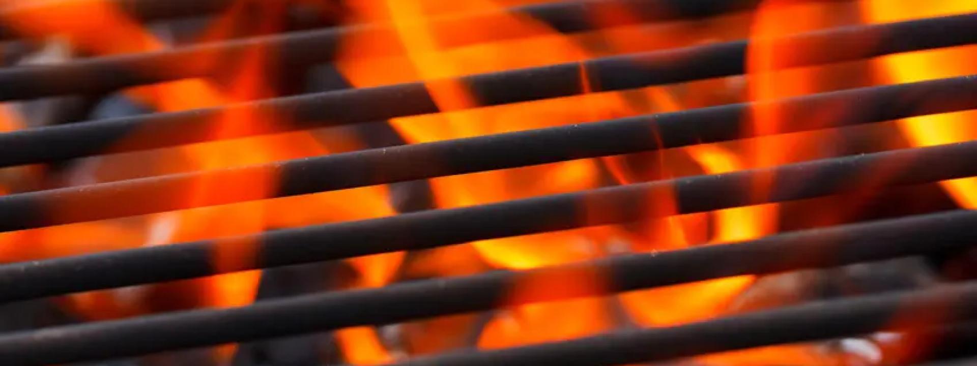 Marche - Alimenta il barbecue con l'alcol: minorenne investito dal ritorno di fiamma