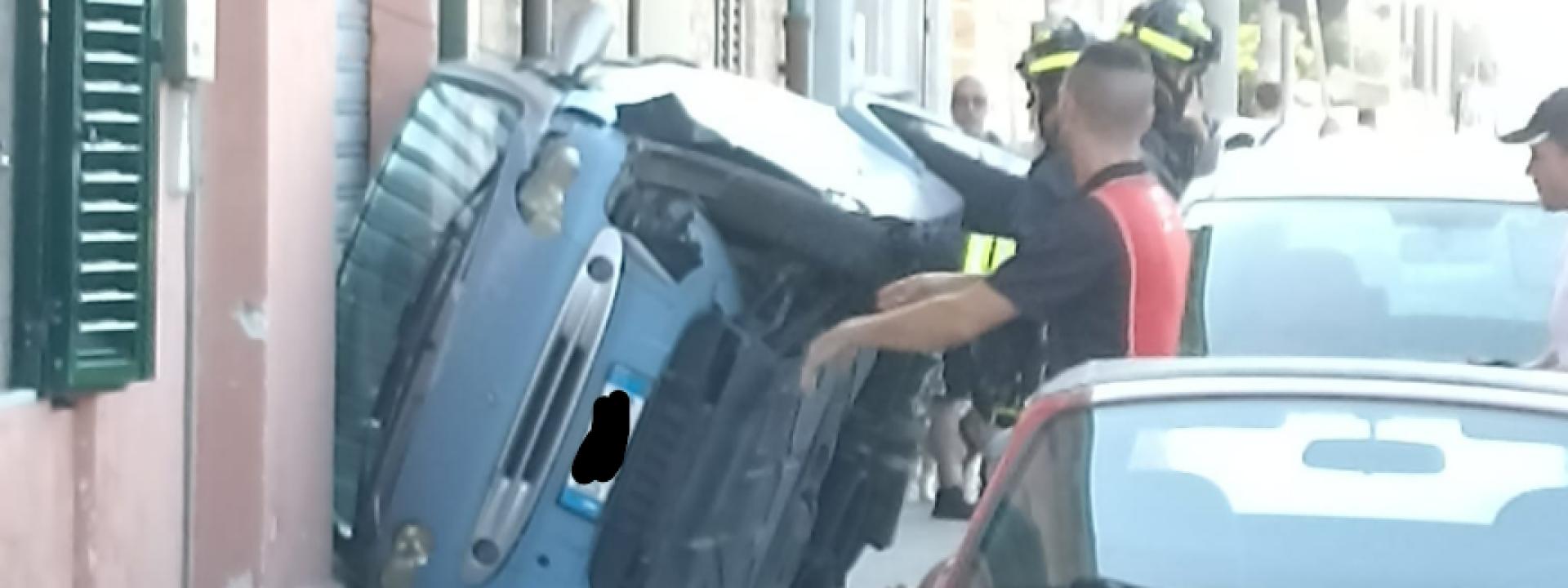 Marche - Perde il controllo dell'auto e finisce contro altri mezzi parcheggiati: grave una donna