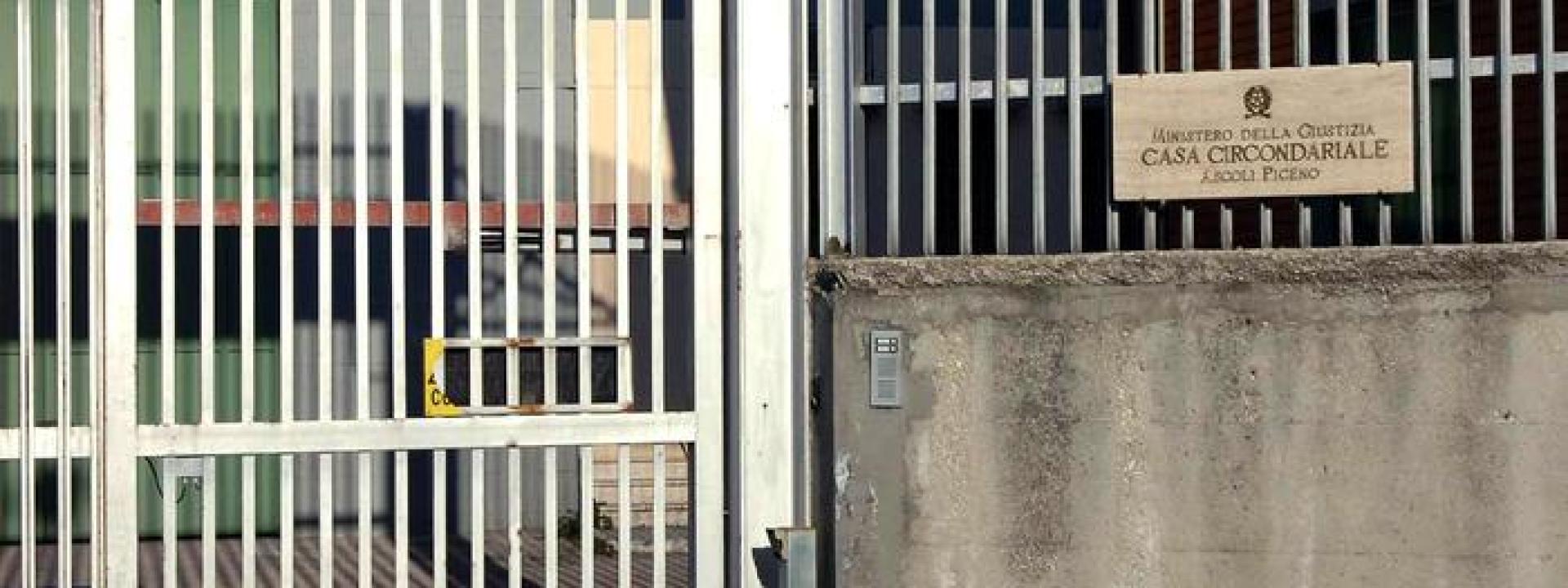 Marche - Intercettato un pacco per un detenuto: dentro c'erano otto cellulari