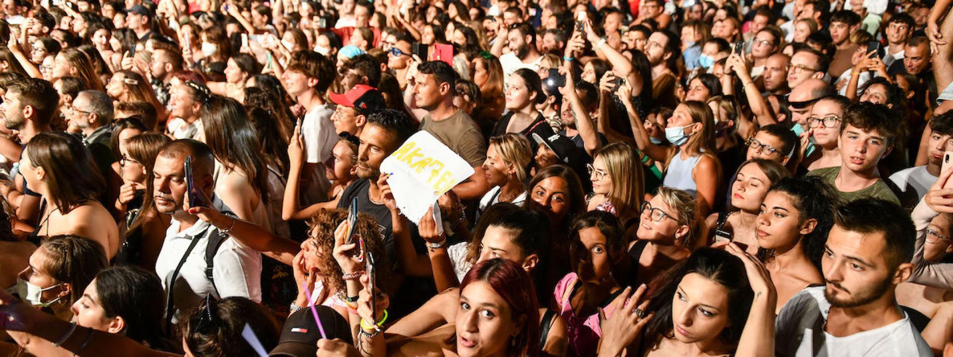 Marche - AKA 7even non tradisce le attese e fa cantare Civitanova