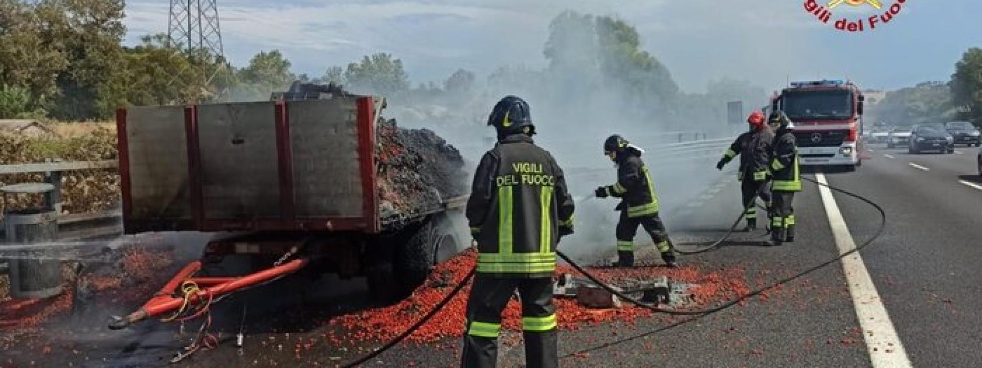 Marche - A fuoco in autostrada un camion che trasportava pomodori