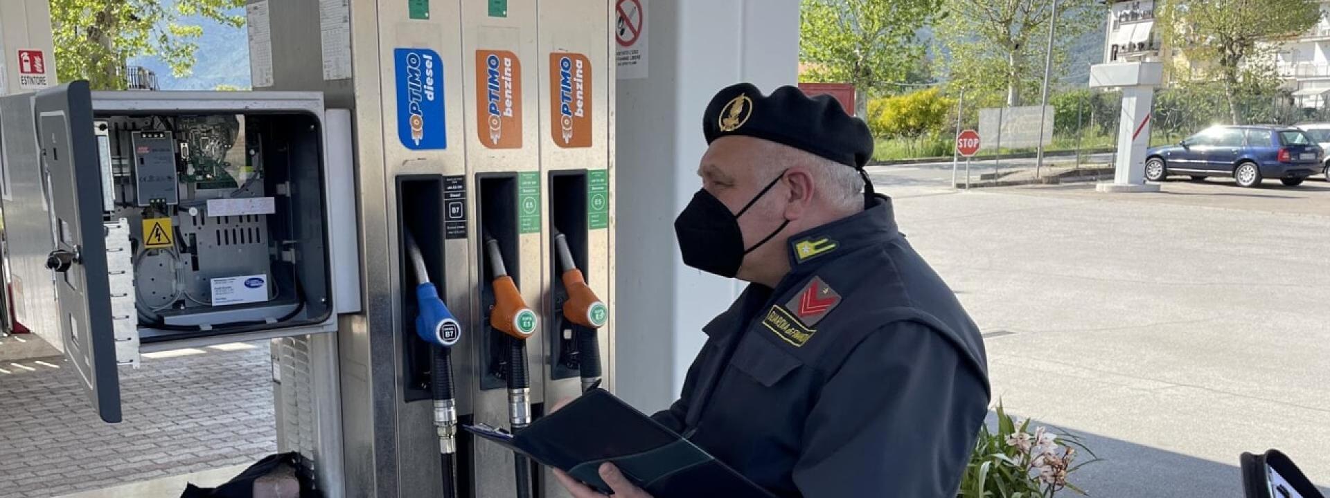 Marche - Furbetti del caro carburante: multati cinque distributori