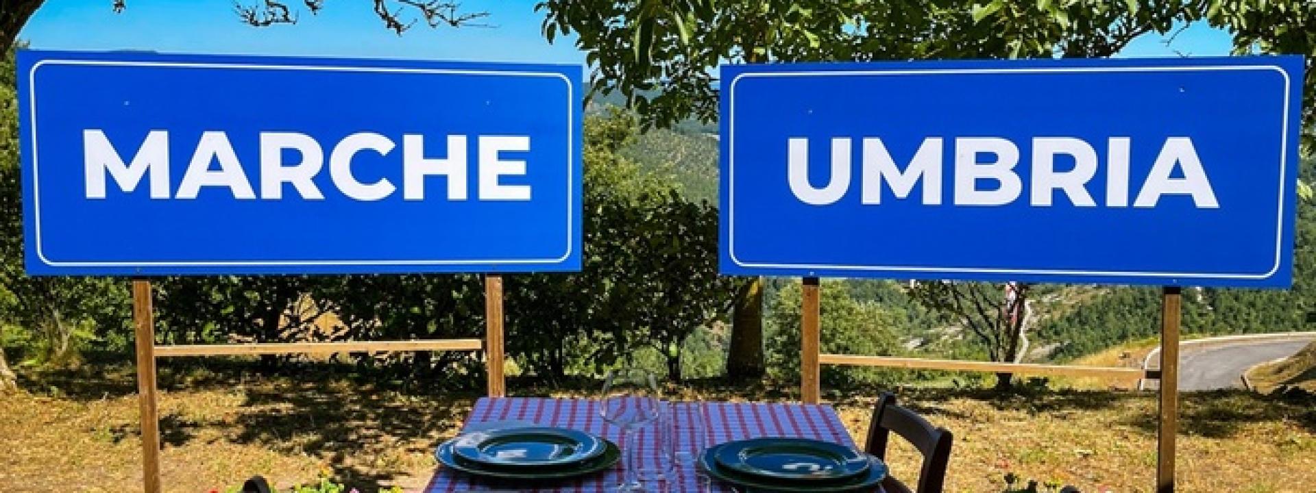 Pranzo di Ferragosto in un tavolo al confine fra Marche e Umbria