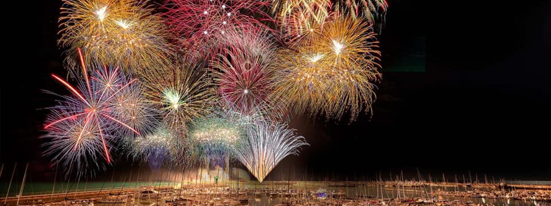 Marche - In immagini e video la meraviglia dei fuochi d'artificio a Civitanova Marche