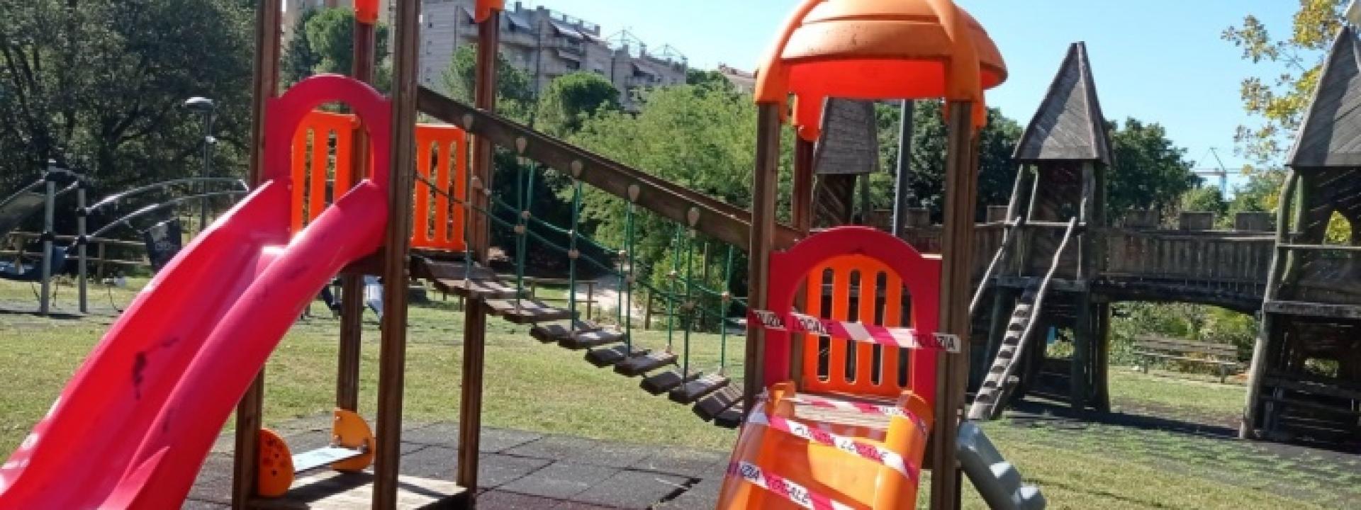 Marche - Macerata, la mamma dei cretini è sempre incinta: vandali distruggono i giochi per bambini