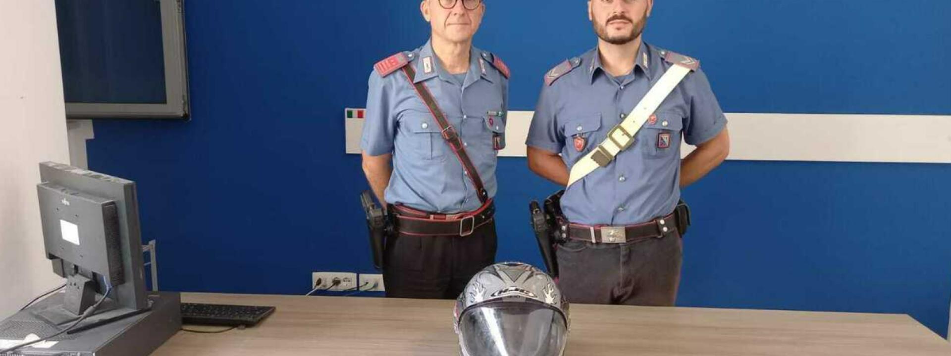 Marche - Ruba uno scooter, poi tenta di investire i carabinieri e nella fuga travolge un ciclista