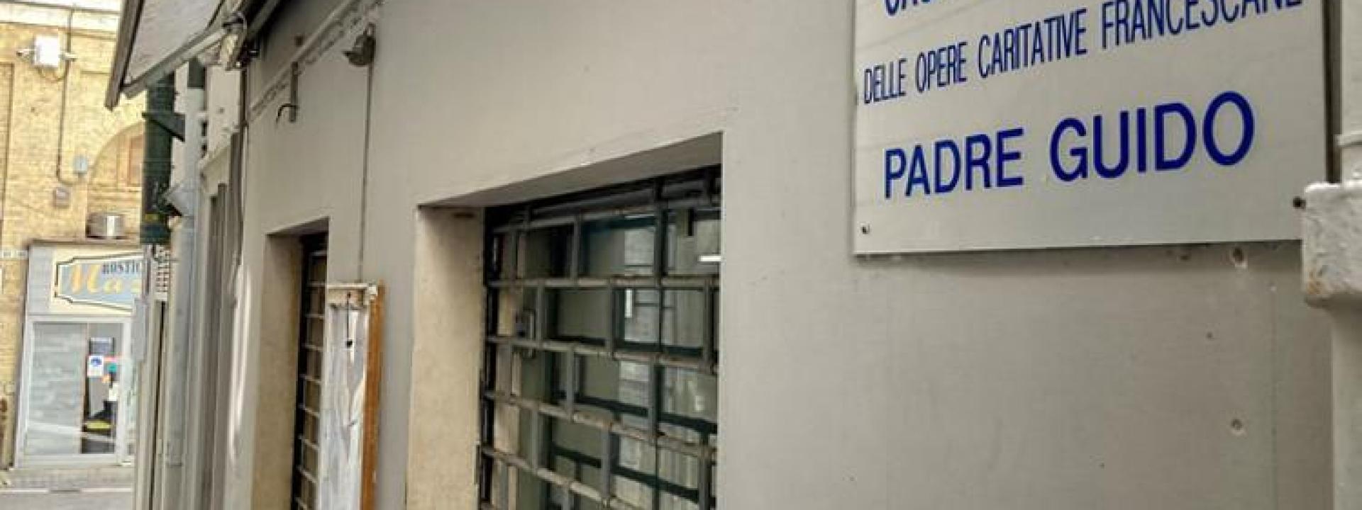 Marche - In fila alla Mensa del Povero, insultano e minacciano la polizia: uno viene espulso