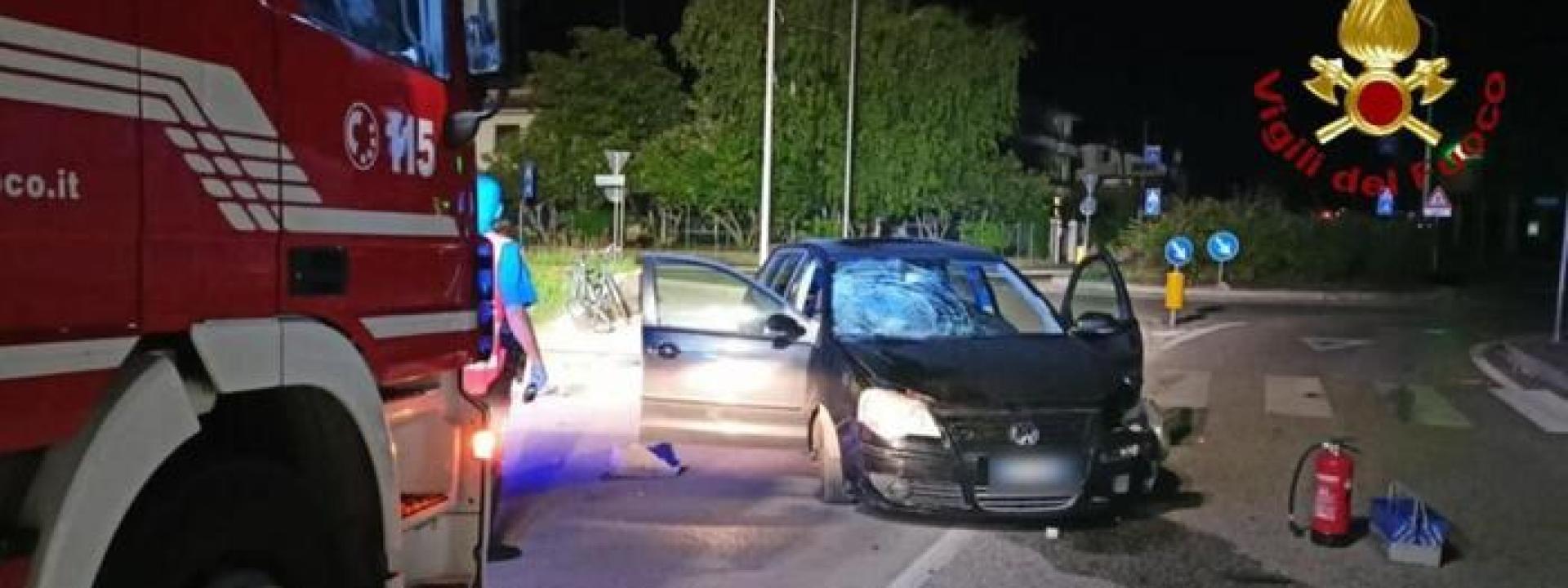 Fermo con la bici ai margini della strada, quindicenne travolto e ucciso da un'auto