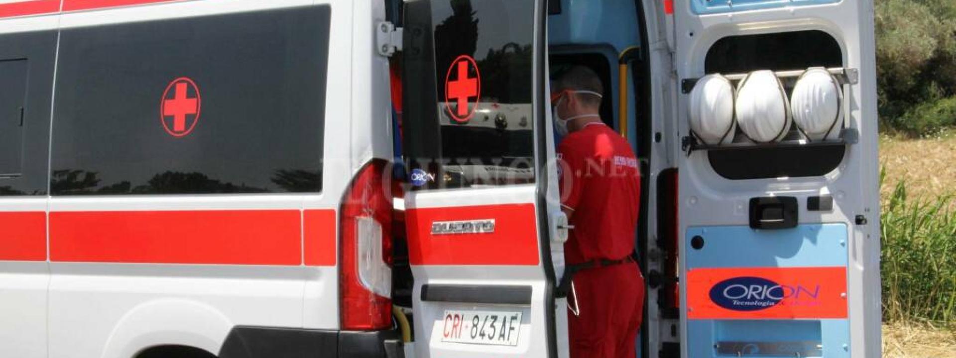 Marche - Tampona con la moto l'auto che lo precede: morto un 47enne