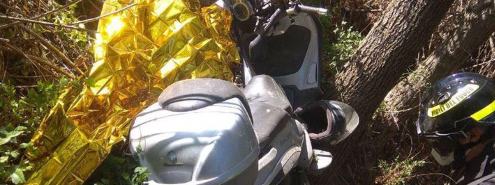 Marche - Trovato cadavere accanto al suo scooter: la vittima è un 50enne