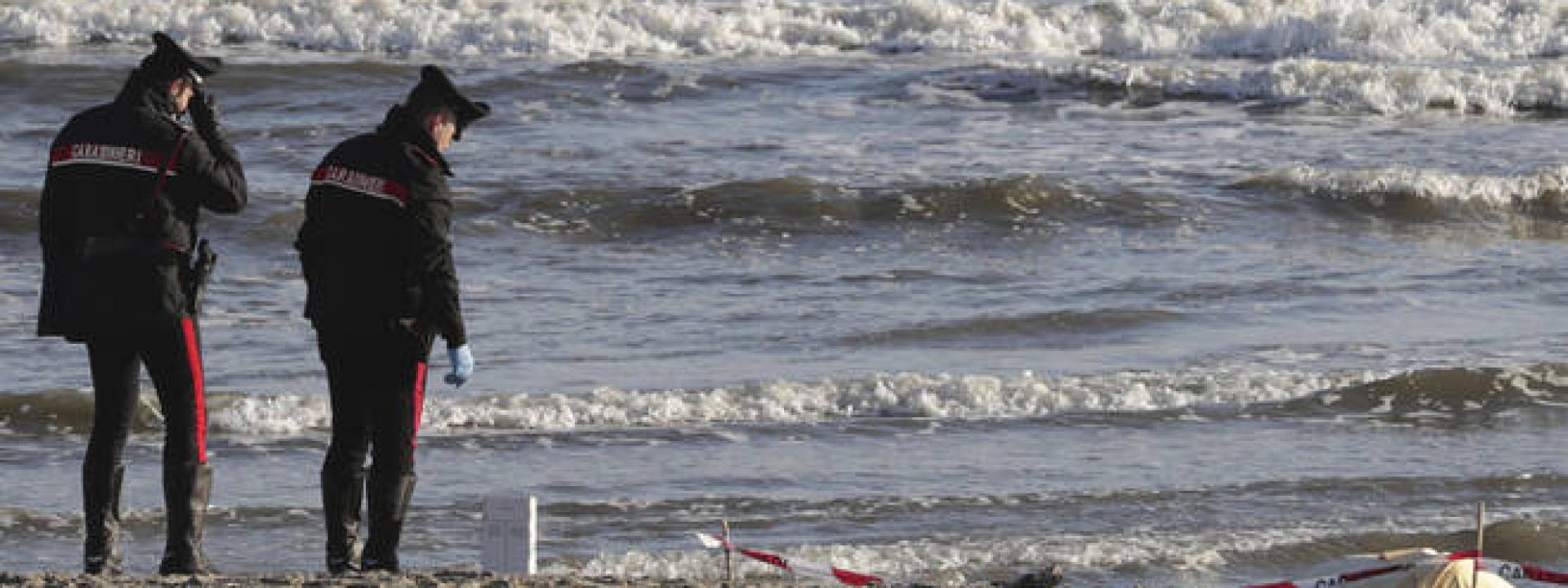 Marche - Il corpo senza vita di un uomo trovato in acqua davanti alla spiaggia libera