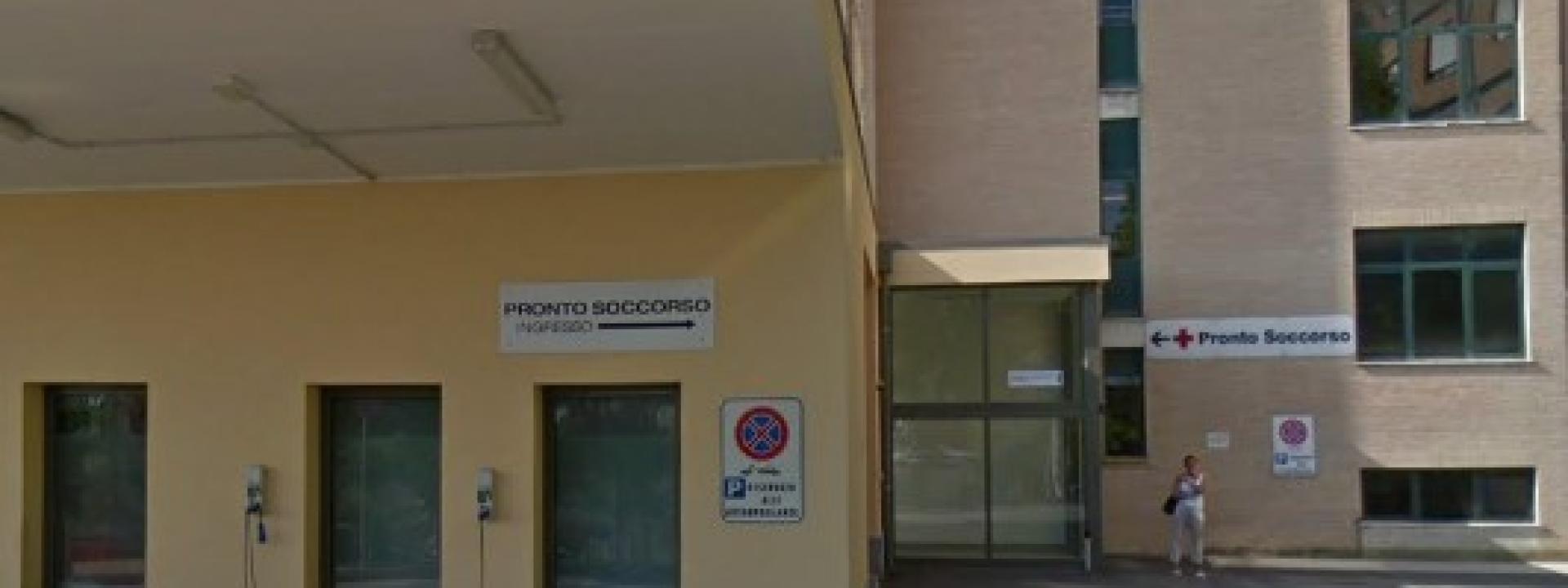 Marche - Civitanova, accompagna la ragazza al pronto soccorso poi pesta gli infermieri