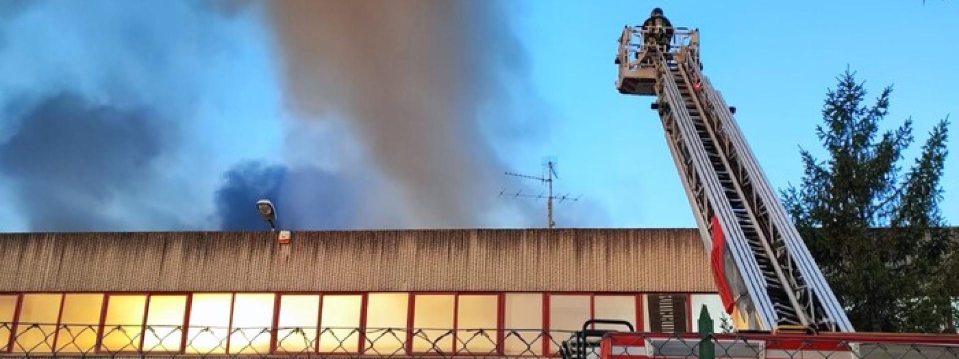 Marche - Fiamme e esplosioni in un deposito di monopattini