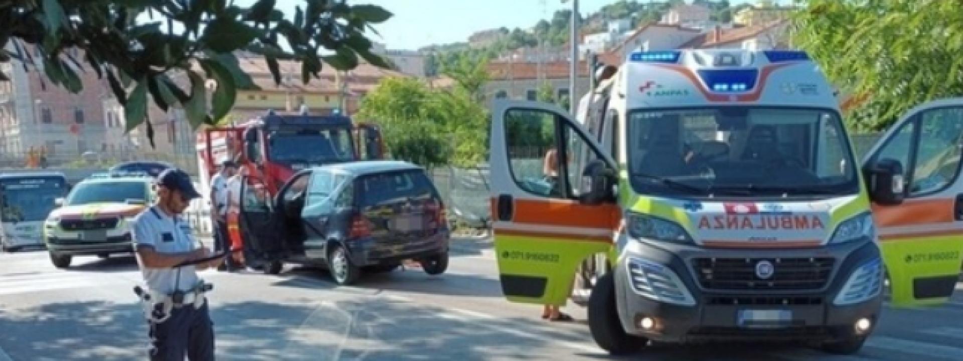 Marche - Travolta e uccisa da un'auto a 58 anni mentre attraversa con il cane