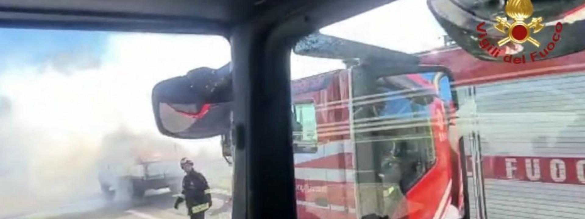 Marche - Il cassone dell'autocarro si incendia in superstrada: illeso l'autista del mezzo