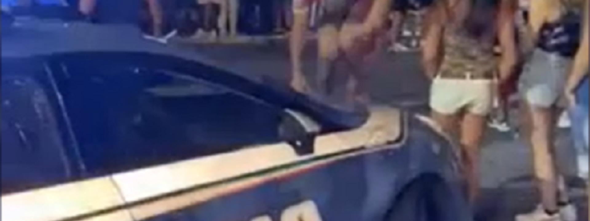 Marche - Saltano sulle auto della Polizia e postano i video sui social: Daspo urbano per 4 giovani