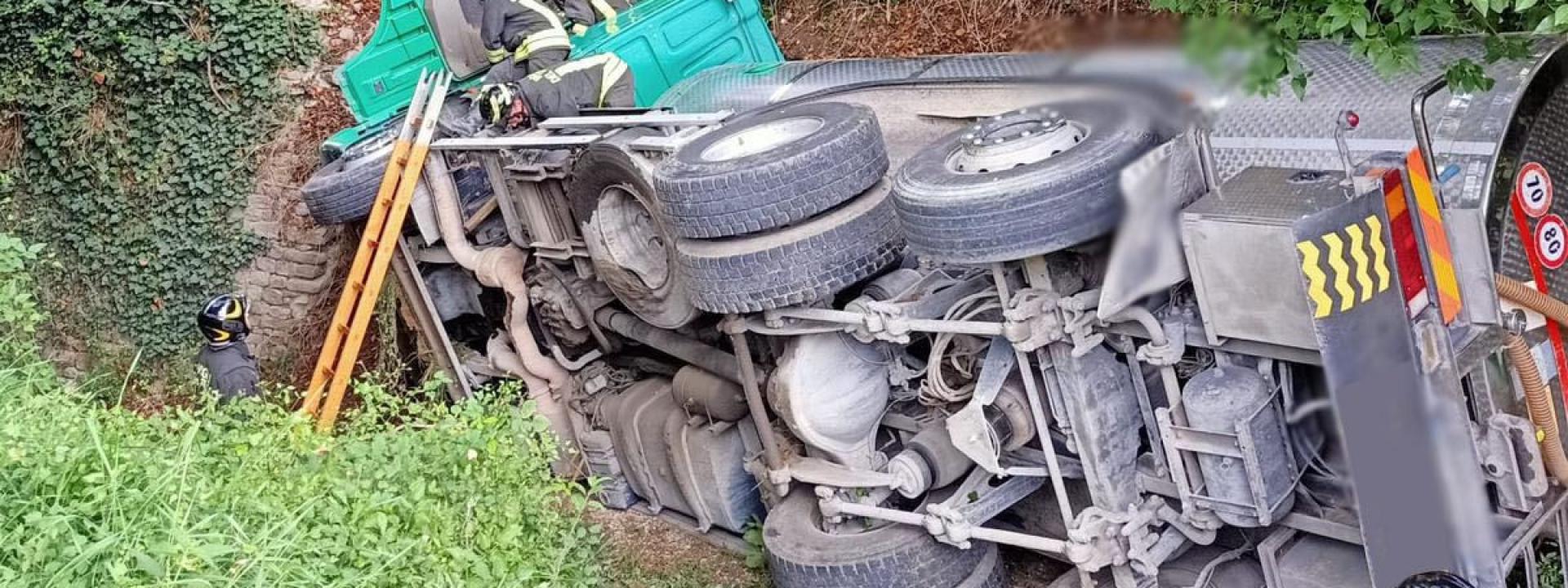 Marche - L'autocarro si ribalta: morto un uomo di 55 anni