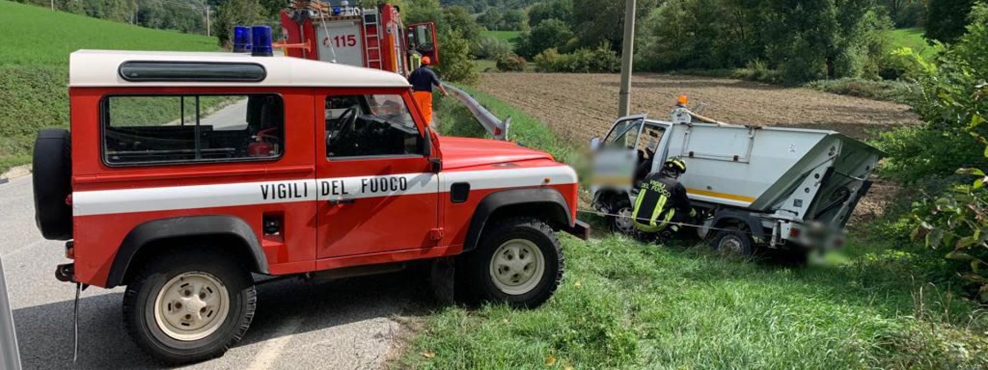 Marche - Incidente con il mezzo del Cosmari, dipendente a Torrette in eliambulanza