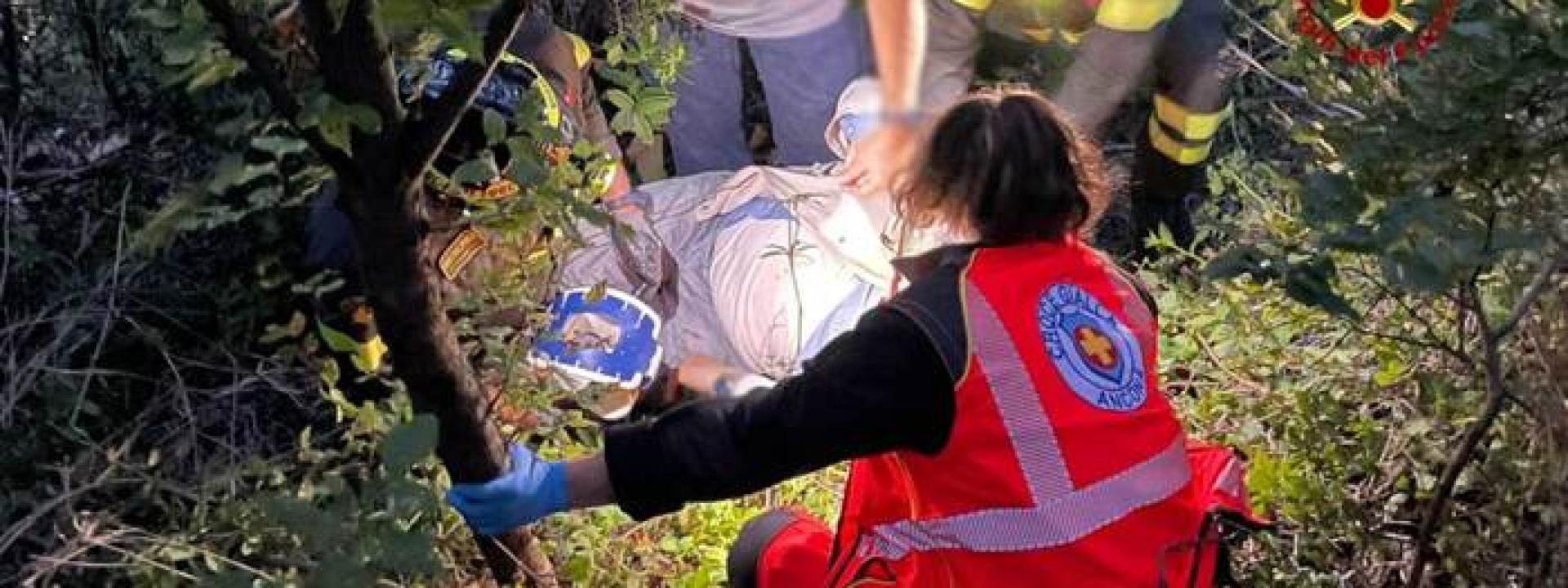 Marche - Scavalca una staccionata per fare pipì e precipita nella scarpata