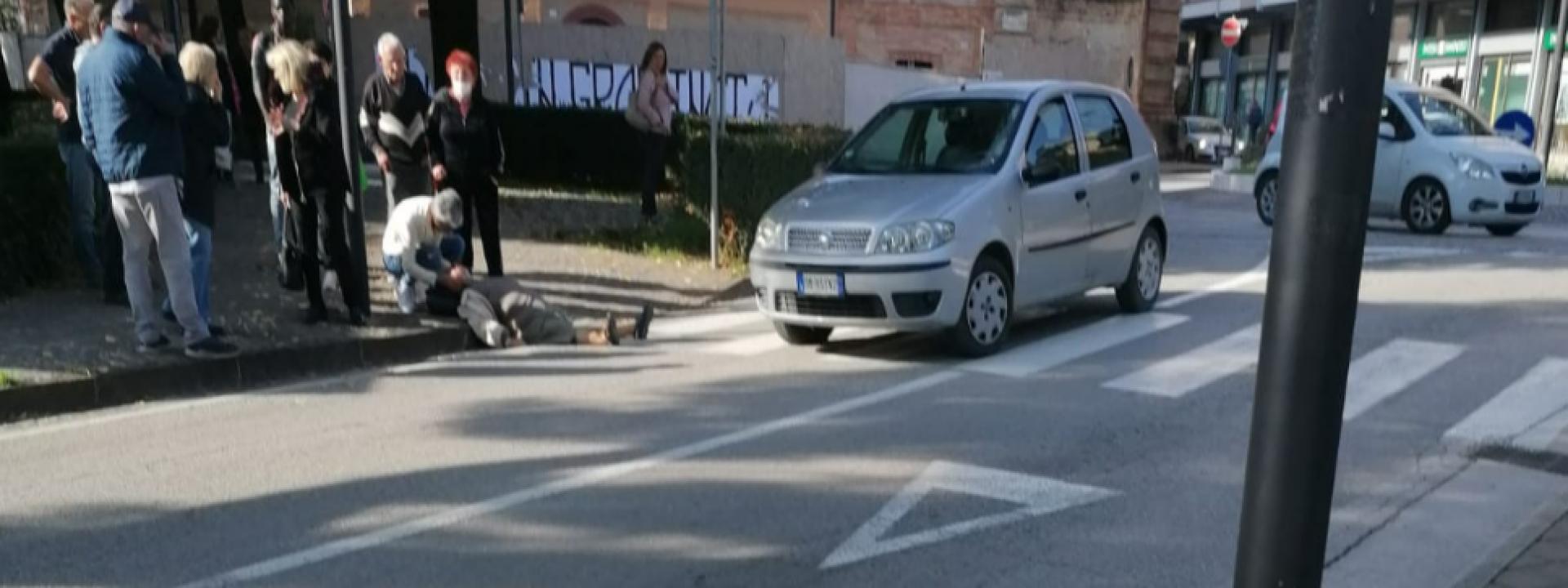 Marche - Tolentino, anziana trovata a terra sulle strisce pedonali: caduta o investita?