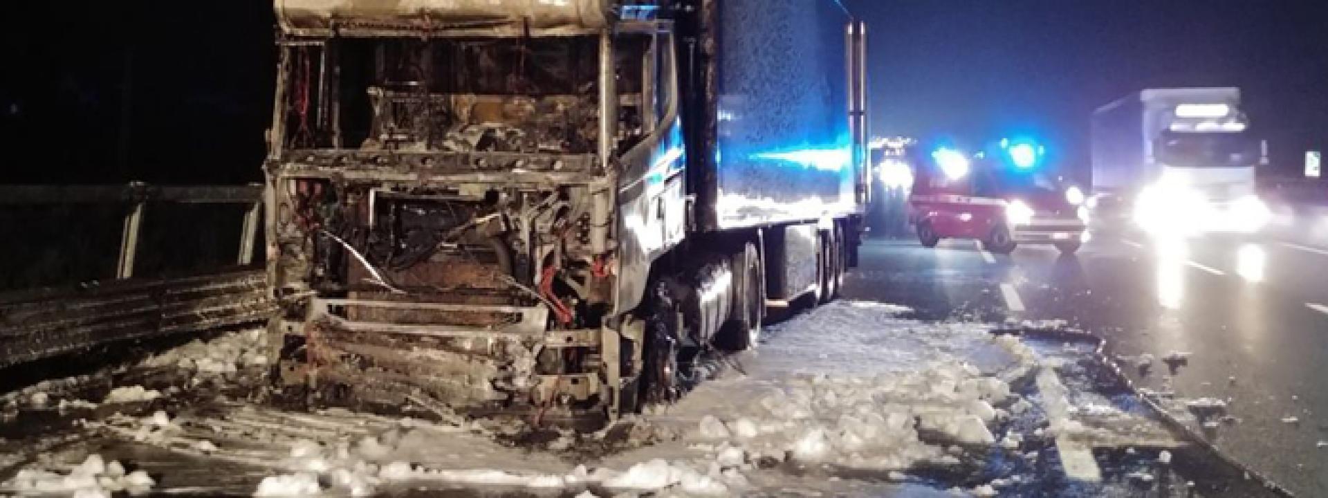 Marche - Camion a fuoco in autostrada: salvo il conducente