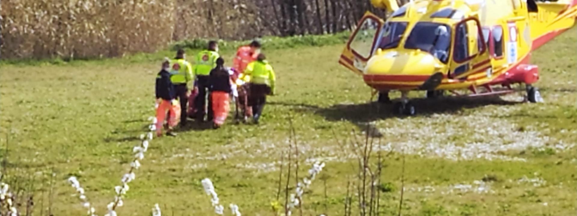 Marche - Tolentino, pedone travolto da un'auto: trasportato in eliambulanza a Torrette