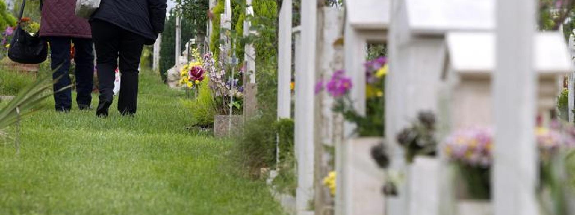 A undici anni percorre 35 km in bici per portare un fiore sulla tomba della bisnonna