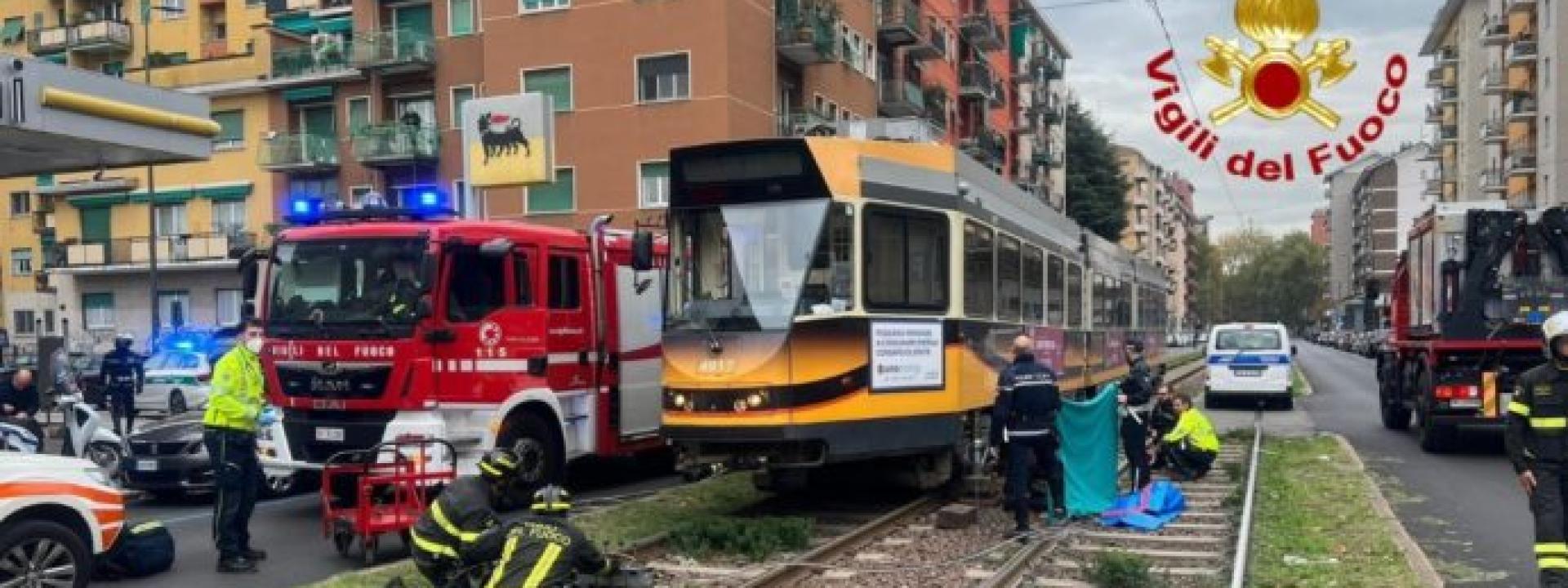 Tram investe e uccide un 14enne in bici