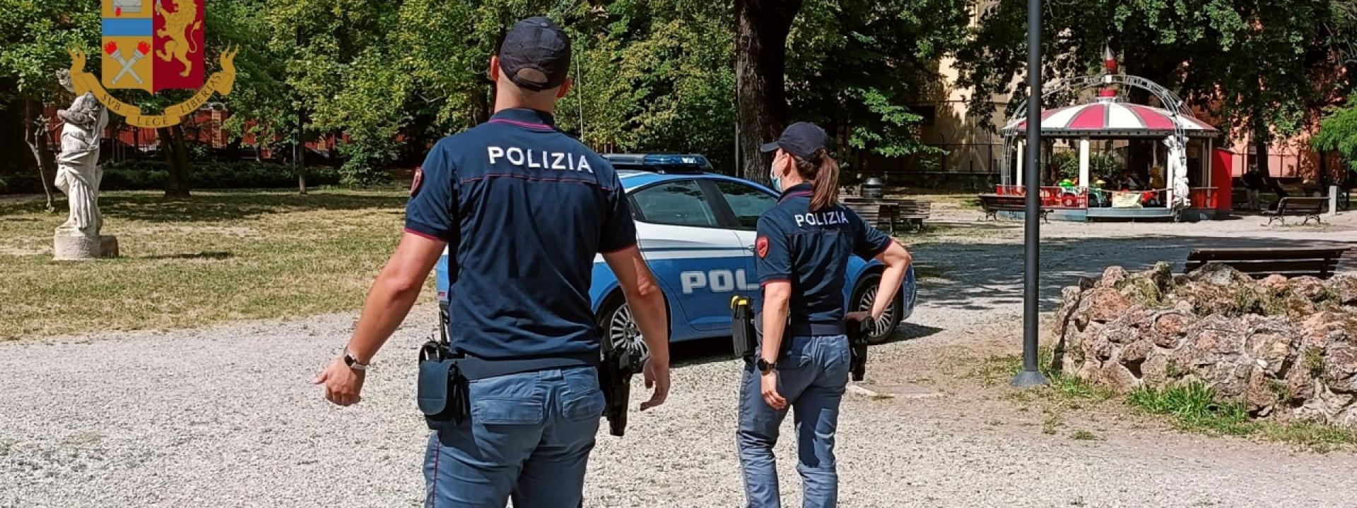 Marche - Ragazzina di 14 anni aggredita in pieno centro da una coetanea