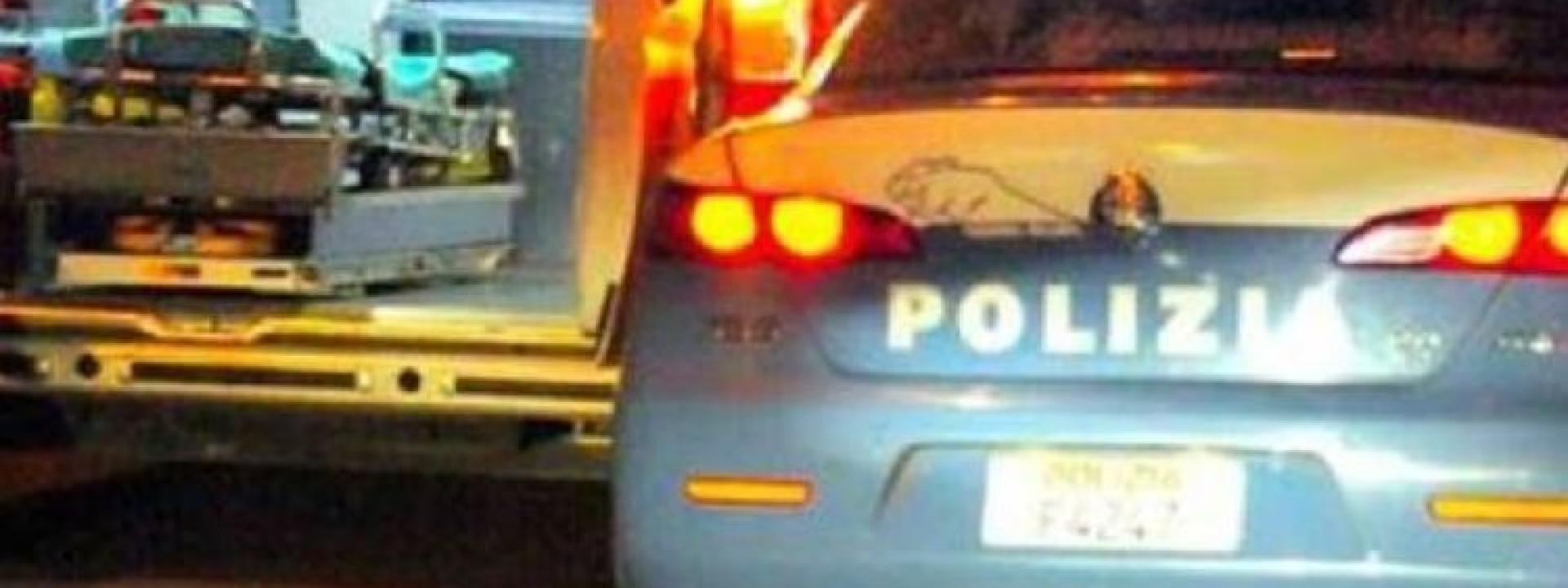 Marche - Si barrica in camera armato di coltelli e minaccia di farla finita: i poliziotti costretti a usare il taser