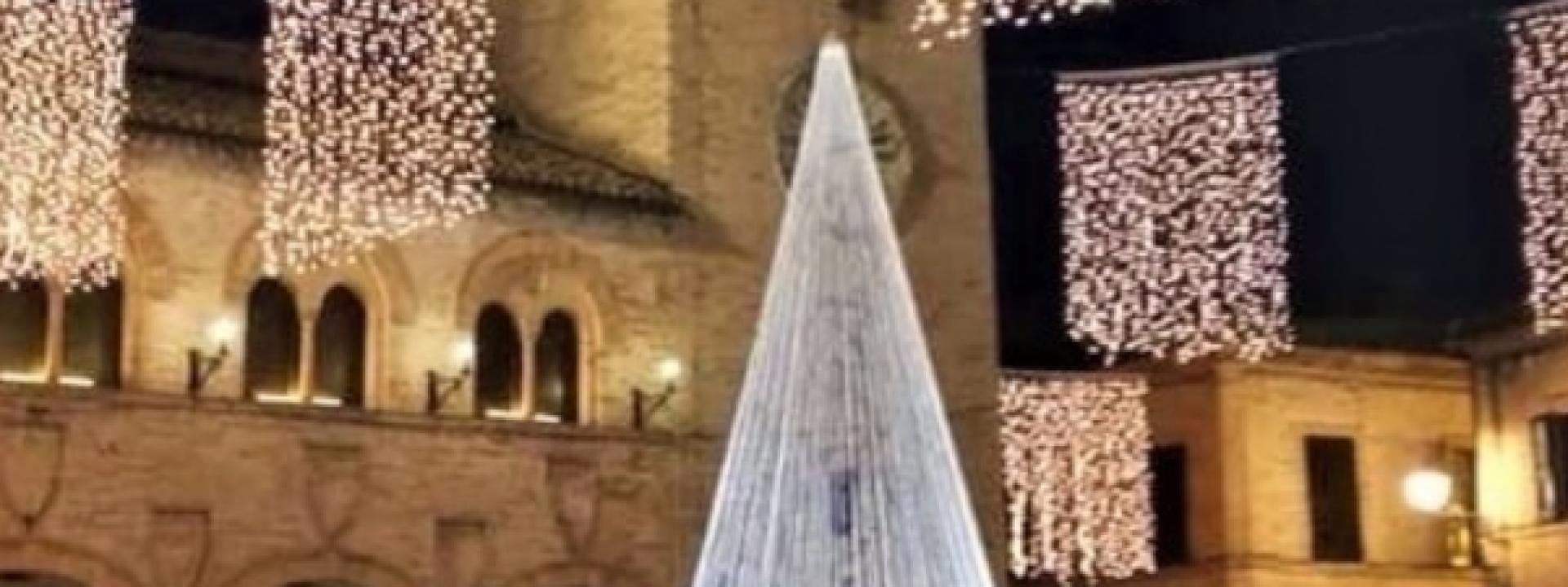 Marche - Caro bollette, Montelupone si attrezza: sì al tradizionale albero illuminato ma niente luminarie nel borgo